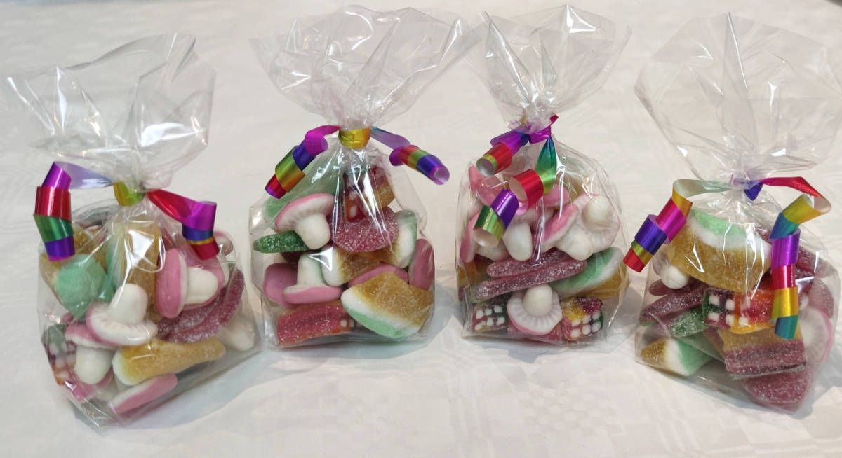 In 2 Varianten sind unsere Süßigkeiten-Tüten als Gastgeschenk für ihren Kindergeburtstag erhältlich. Als fertiger Kinder-Mix oder zum selbst mixen als Pick&Mix Variante. In 2 Varianten sind unsere Süßigkeiten-Tüten als Gastgeschenk für ihren Kindergeburtstag erhältlich. Als fertiger Kinder-Mix oder zum selbst mixen als Pick&Mix Variante.